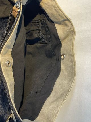 Bolso bandolera de tela beige y cuero marrón