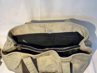 Bolso bandolera de tela beige y cuero marrón