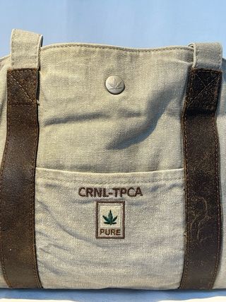 Bolso bandolera de tela beige y cuero marrón