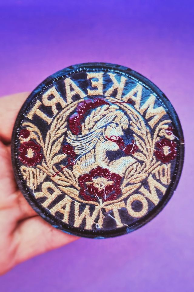 Parche bordado 'Haz arte, no guerra'