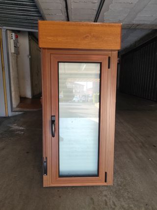 Ventana PVC, color  madera con persiana.