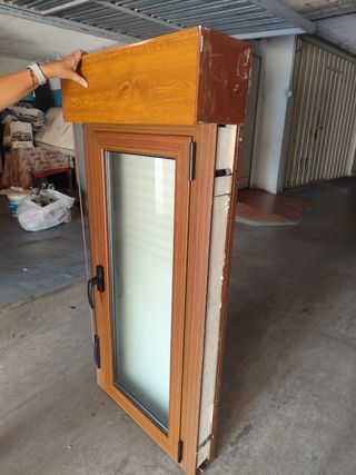 Ventana PVC, color  madera con persiana.