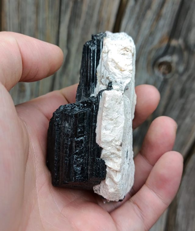 Turmalina negra con feldespato