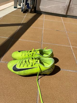 Botas fútbol Nike verdes