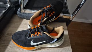 Zapatillas Nike negras y naranjas