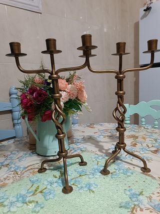 2 Candelabros metal dorados belgas 