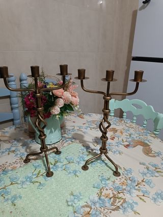2 Candelabros metal dorados belgas 