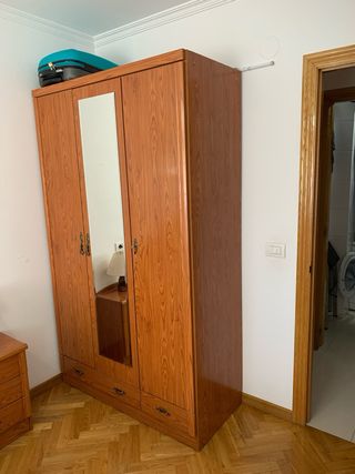 Dormitorio madera - 2 mesitas
