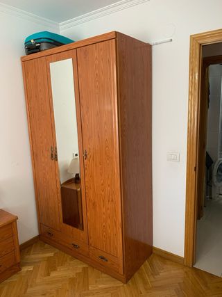 Dormitorio madera - 2 mesitas