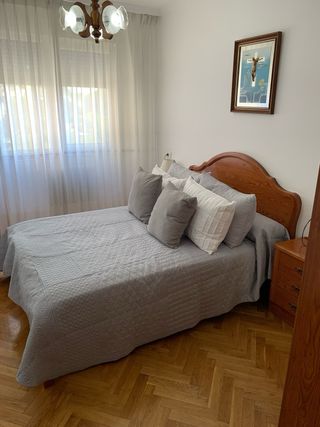 Dormitorio madera - 2 mesitas