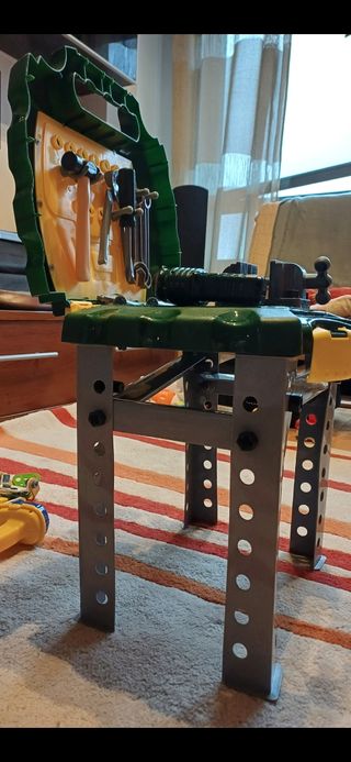 Mesa taller infantil con herramientas