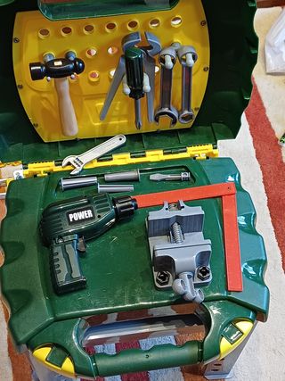 Mesa taller infantil con herramientas