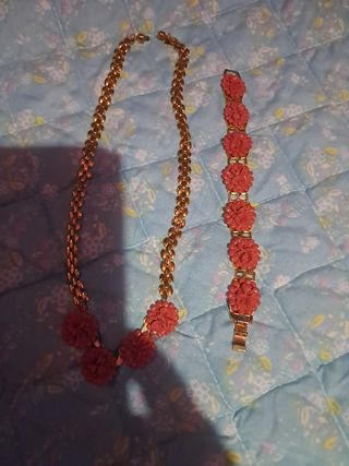 Collar y pulsera dorados con flores rojas