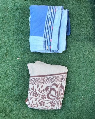2 Mantas: azul y beige y edredón Ikea