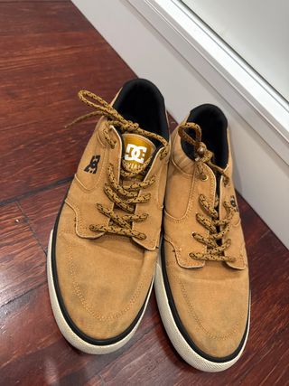 Zapatillas DC marrón usadas