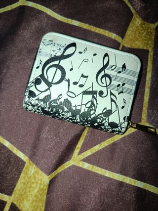Monedero musical blanco y negro