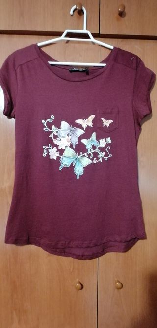 Camiseta roja mariposas