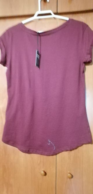 Camiseta roja mariposas