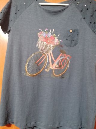 Camiseta roja mariposas