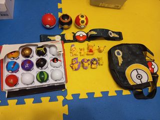 Lote de Pokébolas y figuras Pokémon