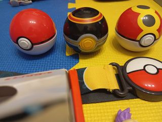 Lote de Pokébolas y figuras Pokémon