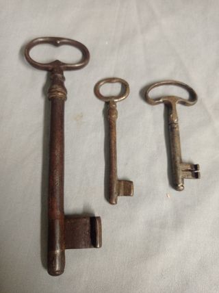 3 chiavi antiche in metallo