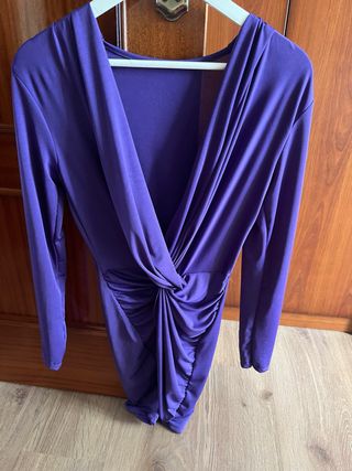 Vestido morado ajustado