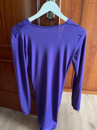 Vestido morado ajustado