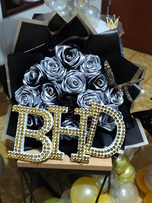 Ramo de rosas de tela + letras BHD