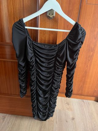 Vestido negro fruncido