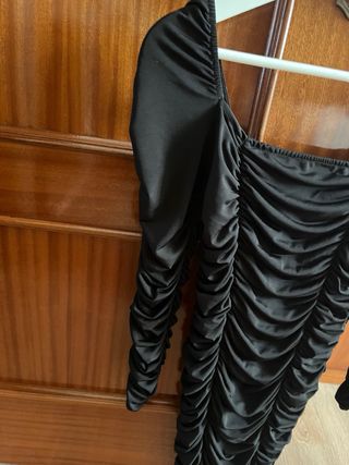 Vestido negro fruncido