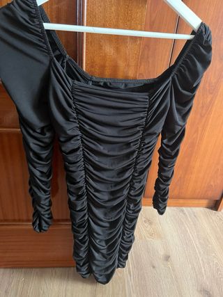 Vestido negro fruncido
