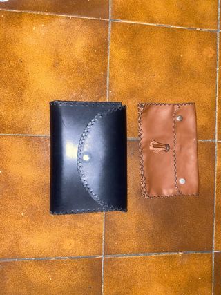 2 bolsos de mano de cuero 