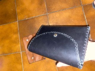 2 bolsos de mano de cuero 