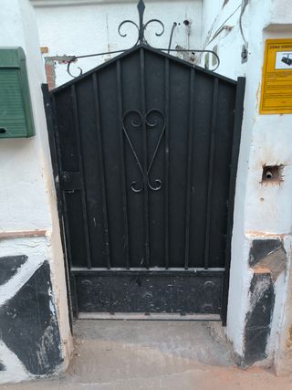 Puerta + valla 4 m. + 3 rejas a conjunto todo 