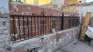 Puerta + valla 4 m. + 3 rejas a conjunto todo 