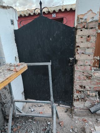 Puerta + valla 4 m. + 3 rejas a conjunto todo 