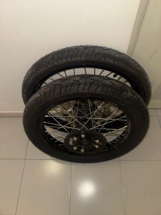 Llantas Rieju MRT: Neumáticos incluidos
