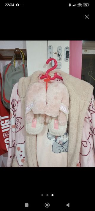 Bata, zapatillas y pijama rosa