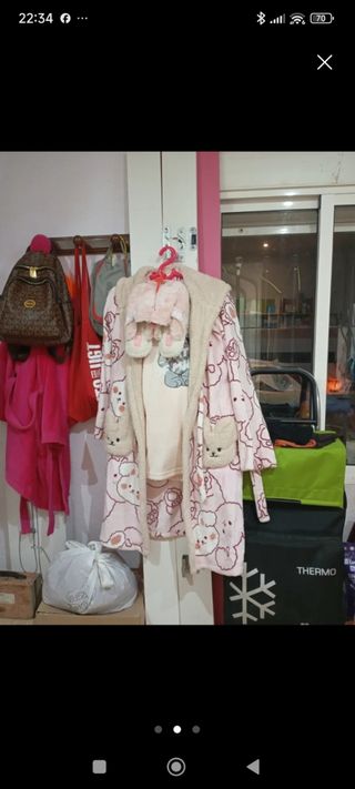 Bata, zapatillas y pijama rosa