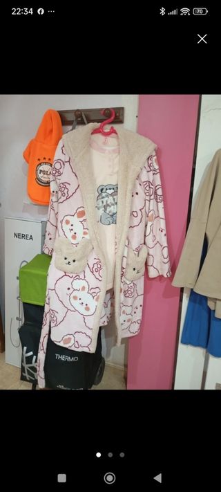 Bata, zapatillas y pijama rosa