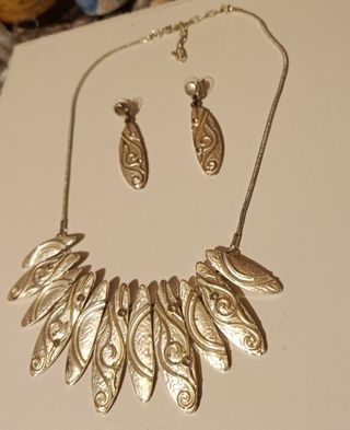 Collar y pendientes plateados 