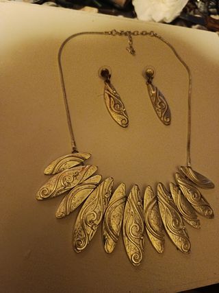 Collar y pendientes plateados 