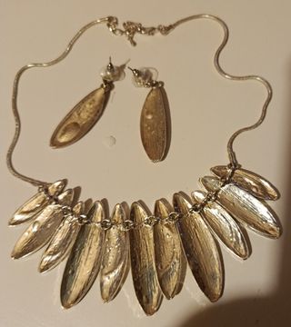 Collar y pendientes plateados 