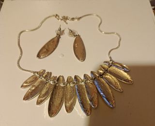 Collar y pendientes plateados 