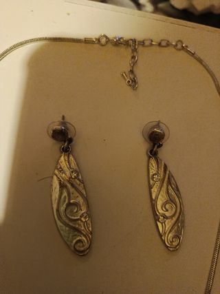 Collar y pendientes plateados 