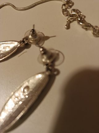 Collar y pendientes plateados 