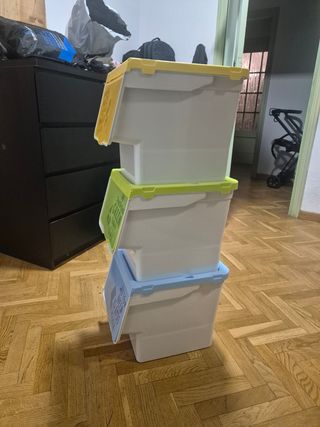 Cubos reciclaje: plástico, vidrio, papel