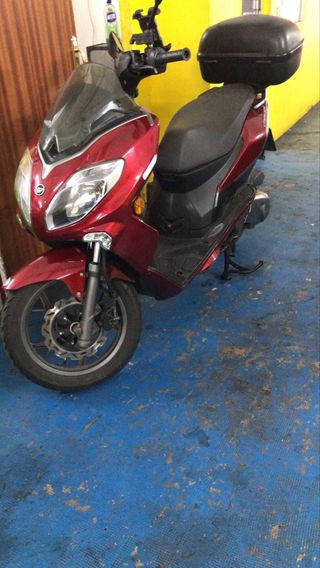 Keeway 125cc - Moto Scooter roja