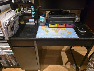 Escritorio IKEA negro + silla de ruedas de regalo
